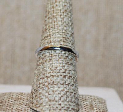 Size 7 Single Green Oval Cut Center Stone Ring with Full Surround on a Silver Tone Band (3.7g)