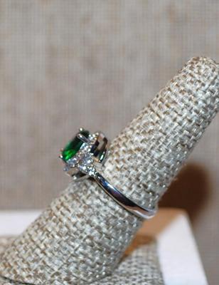 Size 7 Single Green Oval Cut Center Stone Ring with Full Surround on a Silver Tone Band (3.7g)