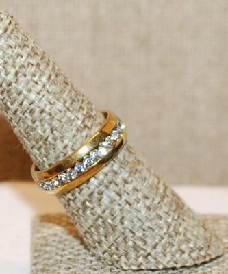 Size 7 Infinity Styled Gold Tone Ring with Band of Clear Stones All Around (3.3g)