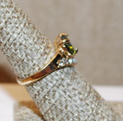Size 7 "Peridot" Colored Round Stone Ring with a "V" Clear Stone Accent on a Gold Tone Band (2.6g)