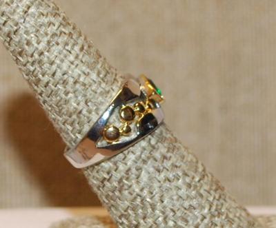 Size 7 Marked .925 Two-Tone Ring with Trillion Cut Green Stone on Silver Band (4.3g)