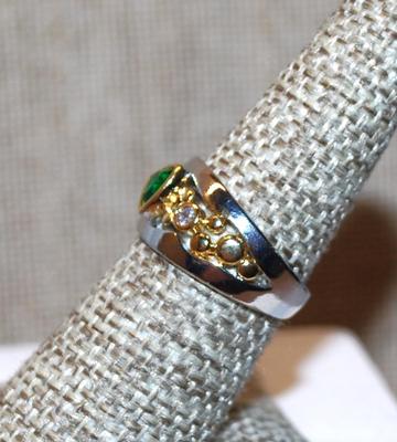 Size 7 Marked .925 Two-Tone Ring with Trillion Cut Green Stone on Silver Band (4.3g)