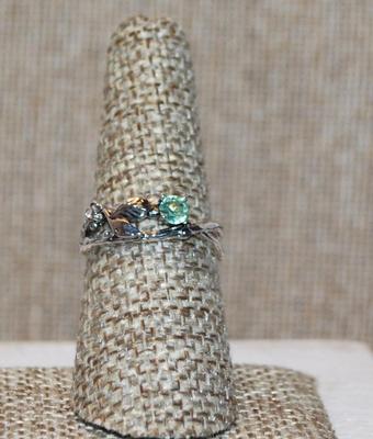 Size 7¼ Very Light Single Green Round Stone Ring Set on a Flowered Branch on a Silver Tone Band (2.2g)
