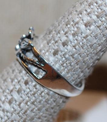 Size 8 All Silver Tone "Moth" Ring (2.4g)