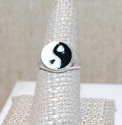 Size 8 "Yin Yang" Enameled Style Ring on a Silver Tone Band (5.0g)