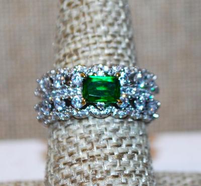Size 8 Infinity Styled Ring with Green Side Rectangle Center Stone & Rows of Accent Stones on a Silver Tone Band (7.6g)