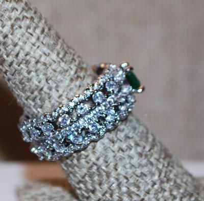 Size 8 Infinity Styled Ring with Green Side Rectangle Center Stone & Rows of Accent Stones on a Silver Tone Band (7.6g)