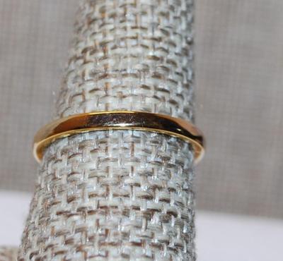 Size 8¼ Light Red Oval Cut Transparent Stone Ring with Full Clear Stones Surround and Side Accents on a Gold Tone Band (3.3g)