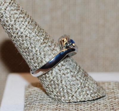 Size 8¼ Pretty Small Round Blue Stone Ring Nestled in a Silver Tone Wrap-Around Band (5.0g)