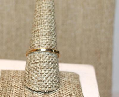 Size 8½ Dark Green Round Main Stone Ring with a "V" Clear Stone Accent on a Gold Tone Band (2.9g)