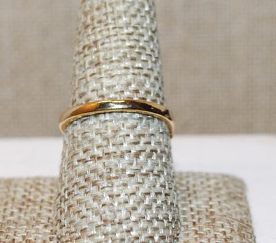 Size 8½ BLACK Oval Cut Stone Ring with Side Accents on a Gold Tone Band (2.8g)