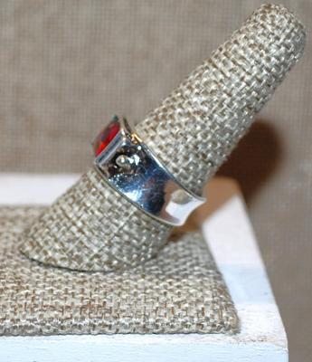 Size 8¾ Square "Picture Frame" Polymer Flower Graphic on a Solid Wide Silver Tone Band (7.8g)