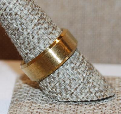 Size 9 Gold Tone No-Stones Solid Ring (6.7g)