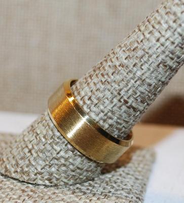 Size 9 Gold Tone No-Stones Solid Ring (6.7g)