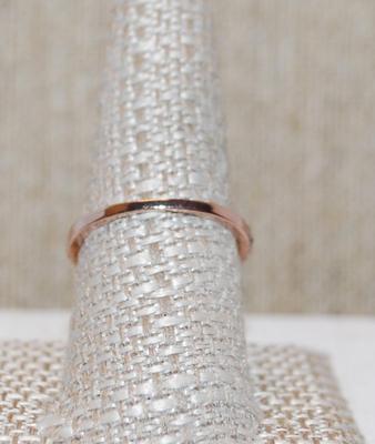 Size 9½ Clear Single Heart Shaped Stone Ring with Row of Accent Stones on a Silver Tone Band (3.2g)