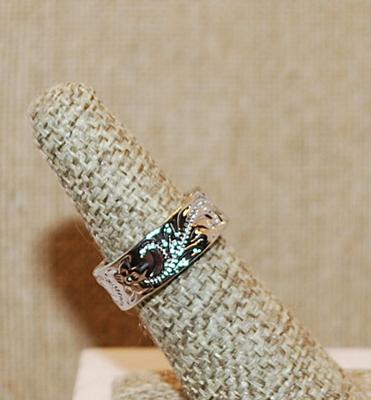 Size 7 Graphic Designed No Stones Ring on a Silver Tone Band (7.1g)