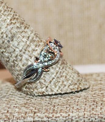 Size 7 ½ Intertwined 2-Tone HEART & SWIRLS Ring with a Tiny Purple Stone on a Silver Tone Band (3.2g)