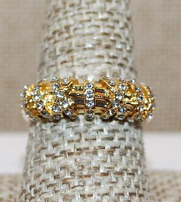 Size 6 ½ Criss-Cross Bright Brilliant Stones on a "Bundled" Gold Tone Band (5.0g)