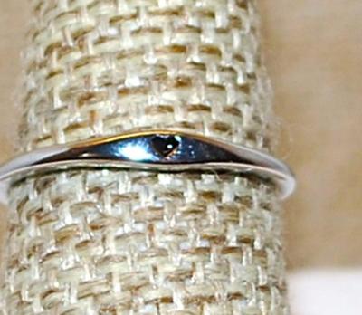 Size 7 ¼ Delicate TINY Enamel BLACK HEART Infinity-Style Ring on a Silver Tone Band (1.1g)