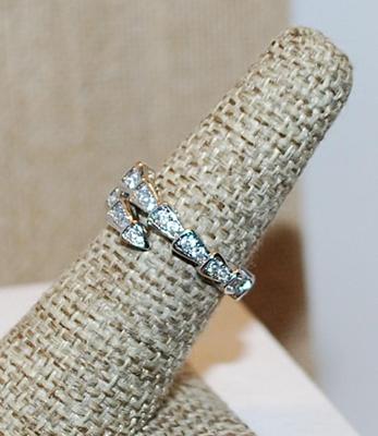 Size 6 Infinity Style "Snake" Ring with Clear Stones in a "Scales Pattern" on a Silver Tone Band (3.6g)