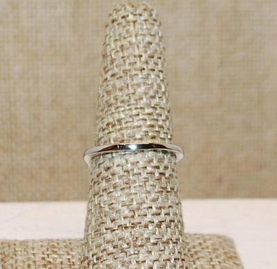 Size 6¾ Beveled Rectangle Transparent PINK Main Stone Ring with 2 Slanted Side Accents on a Silver Tone Band (3.8g)