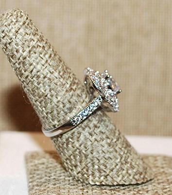 Size 7¼ Single Clear Main Stone Ring Surrounded by Brillance Small Stones on a Silver Tone Band (5.1g)