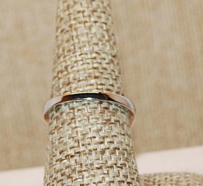 Size 7¼ Single Clear Main Stone Ring Surrounded by Brillance Small Stones on a Silver Tone Band (5.1g)