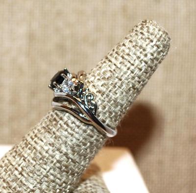 Size 6¼ Marked .925 Round BLACK Beveled Main Stone Ring with 2 Side Clear Stone on a Silver Band (3.9g)