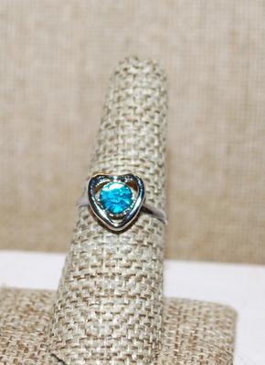 Size 7--7½ ADJUSTIBLE Split Silver Tone Band Ring with HEART & Blue Round Main Stone (1.9g)