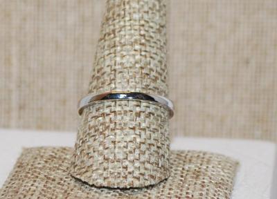 Size 10 PURPLE Oval Opaque Stone CABOCHON GEMSTONE Ring with Heart Side Accents on a Silver Tone Band (3.8g)