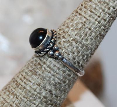 Size 7½ Marked .925 Translucent PURPLE Cabochon Stone Ring with Rope Surround & Triple Knob Accents on a Silver Band (2.4g)