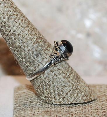 Size 8¾ Marked .925 Translucent PURPLE Cabochon Stone Ring with Rope Surround & Triple Knob Accents on a Silver Band (2.2g)