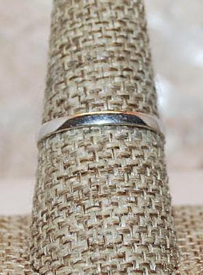 Size 8¾ Marked .925 Translucent PURPLE Cabochon Stone Ring with Rope Surround & Triple Knob Accents on a Silver Band (2.2g)