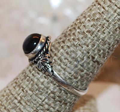 Size 8¾ Marked .925 Translucent PURPLE Cabochon Stone Ring with Rope Surround & Triple Knob Accents on a Silver Band (2.2g)