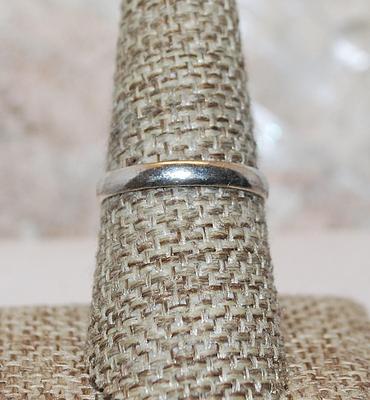 Size 8 Marked .925 COWRIE SHELL Ring with Single Row of Globes Surround on a Silver Band (6.5g)