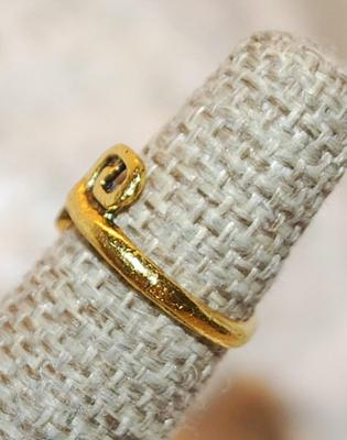 Size 5 TOE RING with "Curly Q Ends" on a Gold Tone OPEN BAND (1.0g)