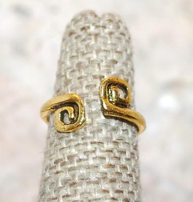 Size 5 TOE RING with "Curly Q Ends" on a Gold Tone OPEN BAND (1.0g)