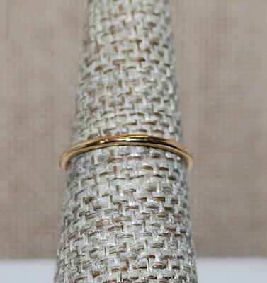 Size 6 Delicate Horizontal Clear Stone & 2 Round GREEN Stones on a Gold Tone Band (1.0g)