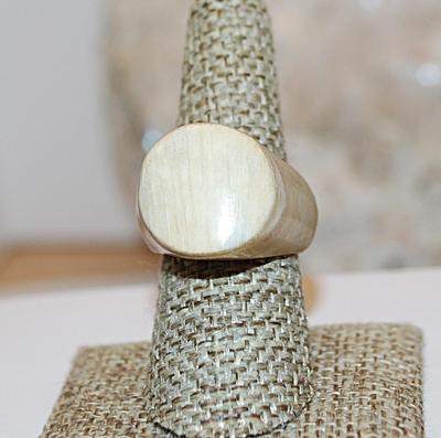 Size 7½ Chunky "Acrylic Tusk" Striated Carved Style Ring (5.9g)