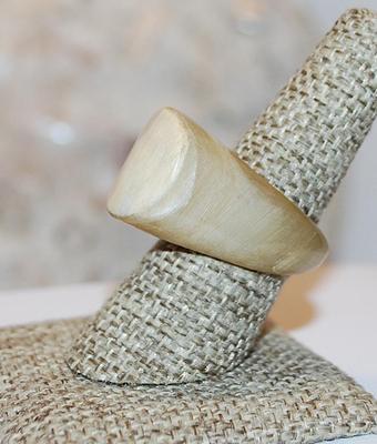 Size 7½ Chunky "Acrylic Tusk" Striated Carved Style Ring (5.9g)