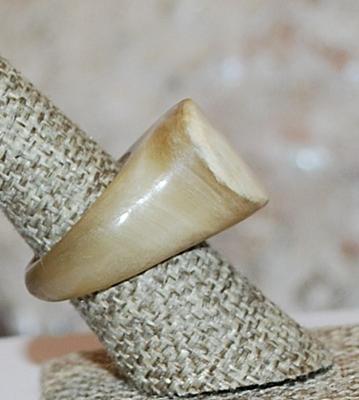 Size 7½ Chunky "Acrylic Tusk" Striated Carved Style Ring (5.9g)