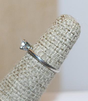Size 4 Delicate 3 Prong Single Clear Stone RING with an Off-Set "Corner" on 1 Side of the Silver Tone Band (1.1g)
