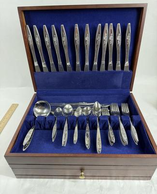 Sale Photo Thumbnail #256: In very good condition.