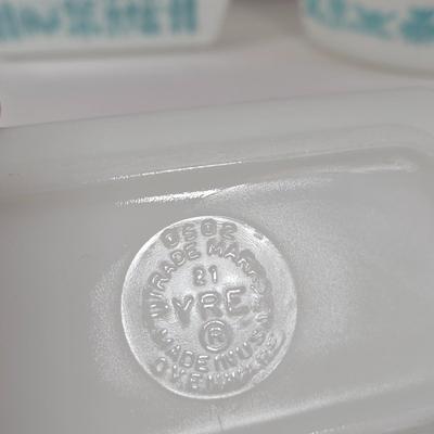 LOT 27K: Various Pieces of Pyrex and Glassbake Pieces and Set of Kitchen Aide Measuring Cups