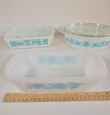 LOT 27K: Various Pieces of Pyrex and Glassbake Pieces and Set of Kitchen Aide Measuring Cups