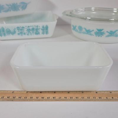 LOT 27K: Various Pieces of Pyrex and Glassbake Pieces and Set of Kitchen Aide Measuring Cups