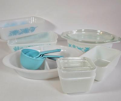 LOT 27K: Various Pieces of Pyrex and Glassbake Pieces and Set of Kitchen Aide Measuring Cups
