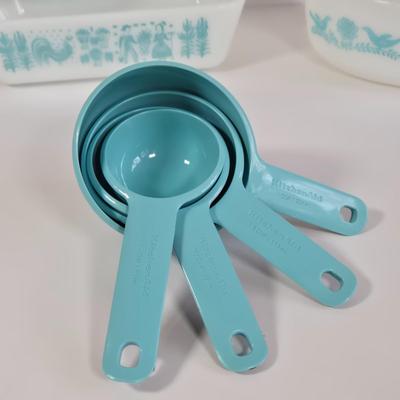 LOT 27K: Various Pieces of Pyrex and Glassbake Pieces and Set of Kitchen Aide Measuring Cups