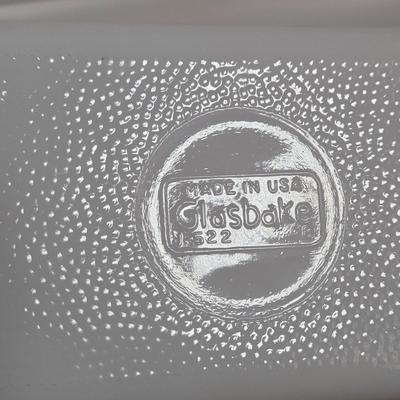 LOT 27K: Various Pieces of Pyrex and Glassbake Pieces and Set of Kitchen Aide Measuring Cups