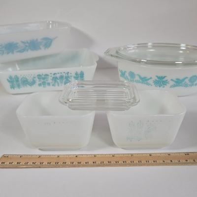 LOT 27K: Various Pieces of Pyrex and Glassbake Pieces and Set of Kitchen Aide Measuring Cups